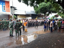 Berita Foto: Kompak, Polisi-TNI Kerja Bakti di Lokasi Banjir Bandang