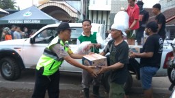 Berita Foto: Polisi Salurkan Bantuan Korban Banjir Bandang Banyuwangi