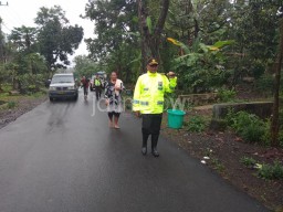 Merasa Iba, Kapolsek Ini Pikul Air untuk Warga Korban Banjir Bandang