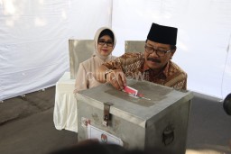 Pakde dan Bude Karwo Nyoblos di TPS 22 Manyar Sabrangan