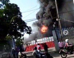 Pabrik Tiner Terbakar di Taman Sidoarjo