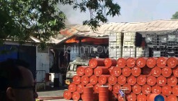 Api Masih Membesar di Pabrik Tiner Sidoarjo, Truk Tangki Ikut Terbakar