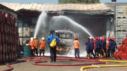 Terbakar, dari Lokasi Pabrik Tiner di Sidoarjo Terdengar Ledakan