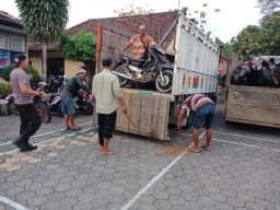 Gerebek Judi Sabung Ayam di Hutan, Polisi Amankan 30 Sepeda Motor