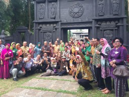 Bertemu Warga Bojonegoro di Banten, ini Pesan Bupati Anna