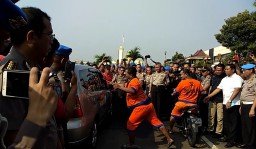 Waspadai Pelaku Pecah Kaca Mobil, Hitungan Detik Barang Amblas