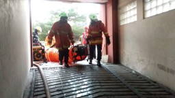 Gunakan Blower, Petugas Sedot Asap di Gedung Perkantoran yang Terbakar