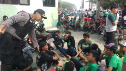 Antisipasi Kerusuhan, Polisi 'Usir' Suporter Tak Bertiket dari GBT