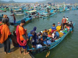 Pascagempa NTB, Warga Pesisir Banyuwangi Pantau Air Laut