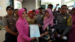 Gandeng Disdukcapil, Bhayangkari Cabang Bojonegoro Bagi 100 Akte Lahir