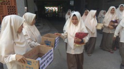 Ribuan Siswa di Blitar Gelar Salat Gaib untuk Korban Gempa di NTB