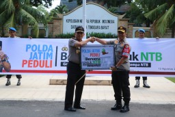 Kapolda Jatim Serahkan Bantuan Rp 1 M untuk Korban Gempa ke Polda NTB