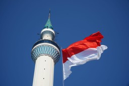 Masjid Al Akbar Kibarkan Bendera Raksasa