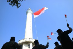 Foto: Bendera Raksasa Dikibarkan di Menara Masjid Al Akbar