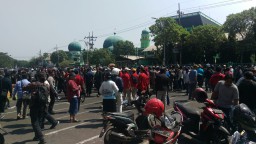 Polisi Pisahkan Massa Pro dan Kontra #2019GantiPresiden di Surabaya