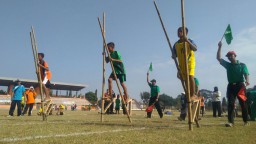 Beradu Ketangkasan Permainan Egrang di Era Milenial