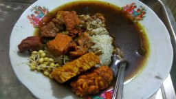 Hangatkan Tubuh dengan Kuliner Rawon Mamek Khas Malang 