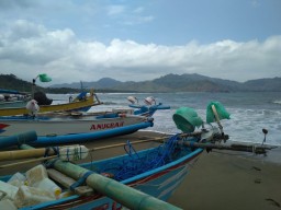 Kapal Ikan Dihantam Ombak, Satu Nelayan Hilang