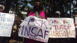 Demo Pro Kontra Class Action Dolly Bertemu di PN Surabaya