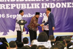 Lagi, Presiden Jokowi Bagikan Sertifikat Tanah Warga di Surabaya