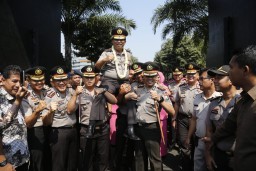 Foto: Irjen Pol Machfud Arifin Diarak Tinggalkan Mapolda Jatim