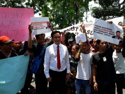 Hendak Sidang di Pengadilan, Yusril 'Diadang' Massa Korban Sipoa