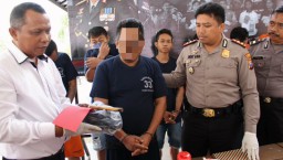 Pria ini Dipukul Martil Lantaran Tidak Sopan Saat Bertamu