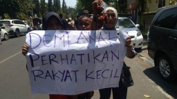 Tuntut Keadilan, Puluhan PKL Buah Kota Probolinggo Lurug Gedung Dewan