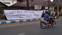 Protes Aturan Rekrutmen Pegawai, Guru SD di Tulungagung Mogok Mengajar