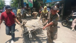 Satpol PP Mojokerto Bongkar Puluhan Lapak PKL Liar