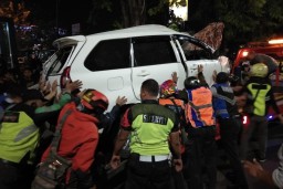 Avanza Disambar KA Mutiara Timur, ini Kesaksian Sang Jukir