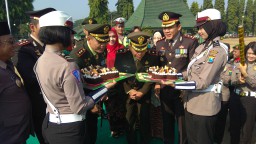 Rayakan HUT ke 73 TNI, Tentara dan Polwan ini Saling Suap
