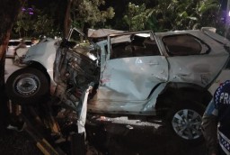 Mobil Hancur Disambar KA, Orangtua Terjepit, Bocah ini Luka Ringan