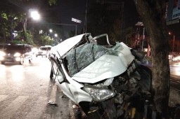 Mobil Avanza Putih Hancur Tertabrak KA di Margorejo