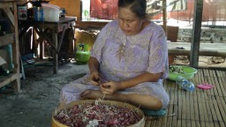 Harga Anjlok, Petani Olah Bawang Merah Mentah Jadi Bawang Goreng