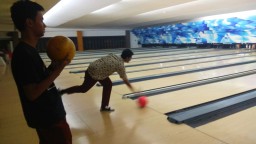 Pelajar SMA Negeri 9 Surabaya Isi Nilai UTS dengan Olahraga Bowling