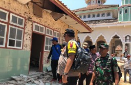 Foto: Menengok Lokasi Korban Gempa di Pulau Sapudi