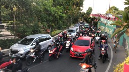 Live Traffic: Lalu Lintas Wonokromo Sekitar Jembatan Mayangkara