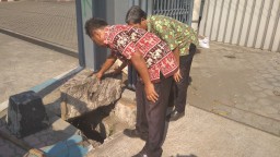 Diduga Tercemar Limbah, Air Sungai Keluar Bau Menyengat dan Uap Panas