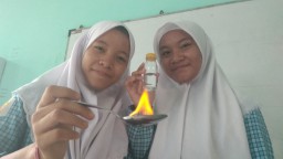 Pelajar SMP di Surabaya ini Sulap Plastik Bekas Jadi Bahan Bakar