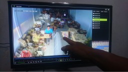 Emak-emak Terekam CCTV Curi 1 Dus Minyak Goreng