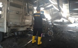 Tim Labfor Polda Jatim Identifikasi Penyebab Kebakaran Rumah Parkir
