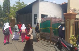 Bangkai 55 Motor dan 1 Mobil di Rumah Parkir Jadi Tontonan Warga