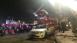 Salah Injak Pedal, Mobil Tabrak Taman Air Mancur