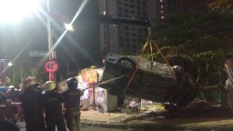 Mobil Rescue PMK Evakuasi Bangkai Mobil Penabrak Taman Air Mancur