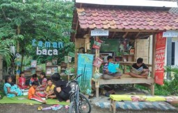 Gugah Minat Anak-anak, Pria ini Sulap Pos Kamling Jadi Taman Baca