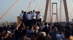 Sah! Jokowi Gratiskan Jembatan Suramadu 