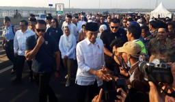 Gratiskan Jembatan Suramadu, Jokowi: Jangan Dikaitkan Politik! 