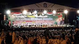 Puluhan Ribu Umat Islam Larut dalam Sholawat Bersatu untuk NKRI