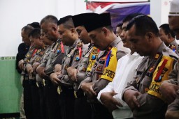 Foto: Polres Gresik Gelar Salat Ghaib untuk Korban Pesawat Lion Air